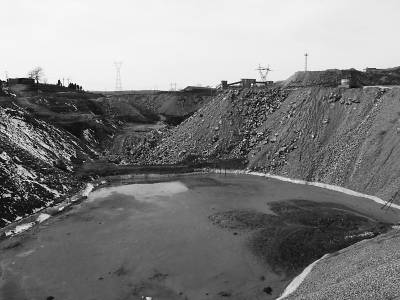 河北省武安市礦山鎮北尖山村東山上非法采礦排尾留下的廢水和廢渣