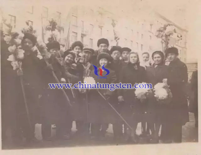 1955年11月,在莫斯科實習的學員參加十月革命勝利38周年慶典